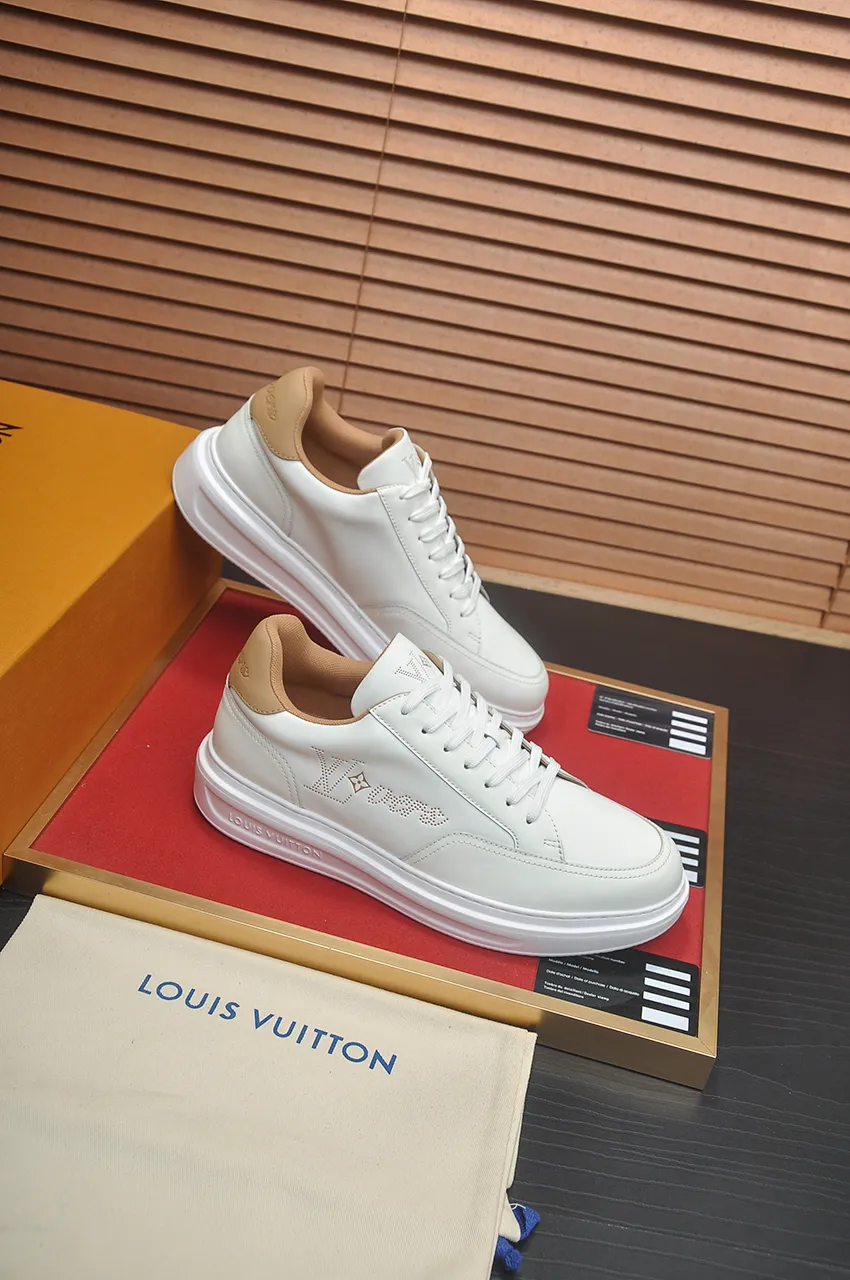 Men's men's shoes 💰640💶Original development, quality shipping, welcome to compare - LV sneaker series sports shoes introduce the loose silhouette of the ready-to-wear series into the spring and summer men's wear shows and make an eye-catching appearance. The cow leather upper is combined with rough fabric laces, and colorful beading highlights the brand's classic elements. LV letters mark the tongue and Monogram floral outsole. Mixed materials Made of top-grain cowhide, thick shoelace design, large Monogram print on the side, mesh lining and cotton feet, the comfort is as extreme as ever, premium heritage, quality first, worth owning! Size: Men’s 38-45 (45 is custom-made and cannot be returned or exchanged)